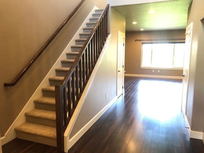 Building Photo - Large 3 Bedroom with Fenced Yard and Community Pool!