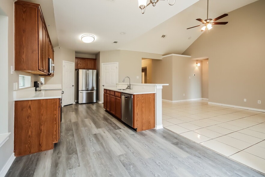 Building Photo - 1420 Castlegar Ln