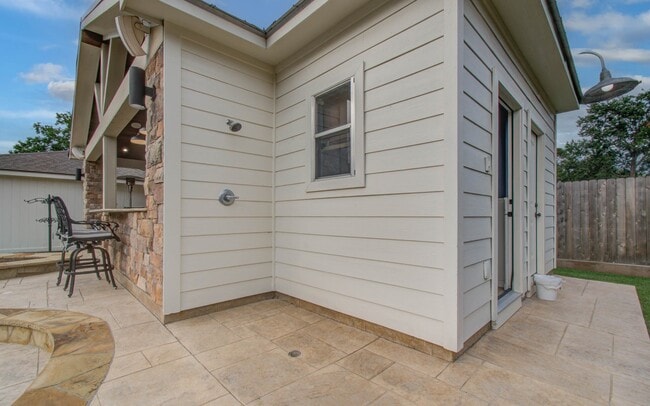 Building Photo - 422 Wycliffe Dr