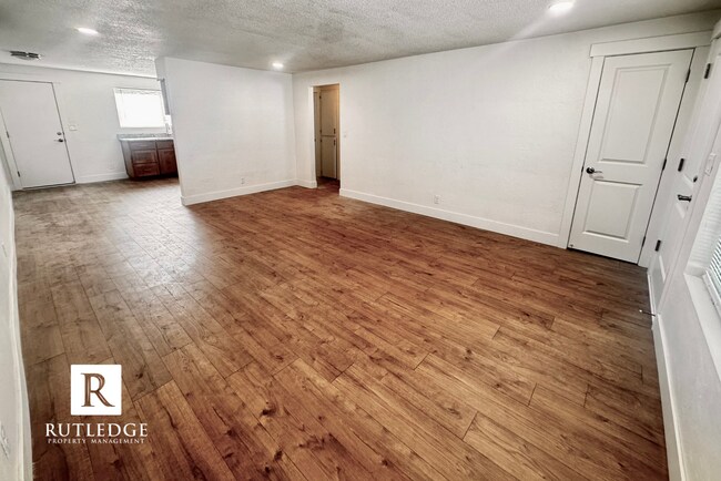 Building Photo - Newly Remodeled 2 Bed / 1 Bath Home Near Providence Hospital