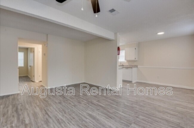 Building Photo - 2575 1/2 Tobacco Road - A
