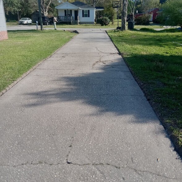 Plenty of parking - 108 Jones St