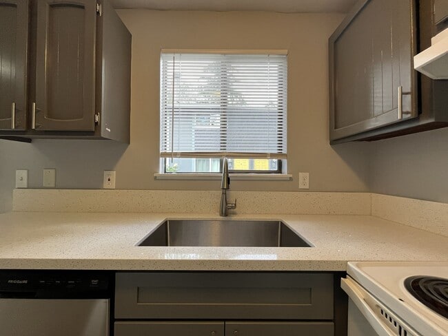 Building Photo - 4911 SW Beaverton Hillsdale Hwy