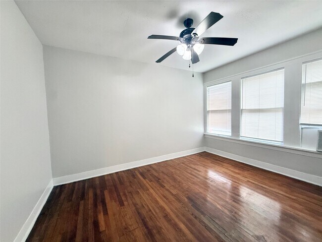 Building Photo - 1136 Berthea St