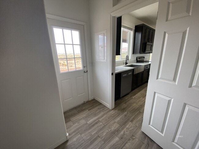 Building Photo - 2255 S Hopi Dr