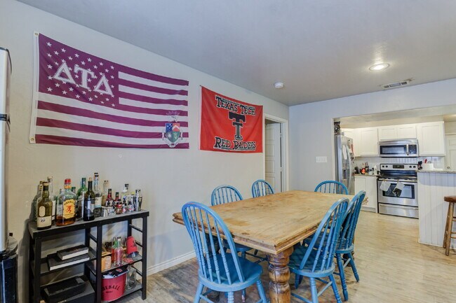 Building Photo - Two Story, 3 Bed / 2 Bath Duplex with Mode...