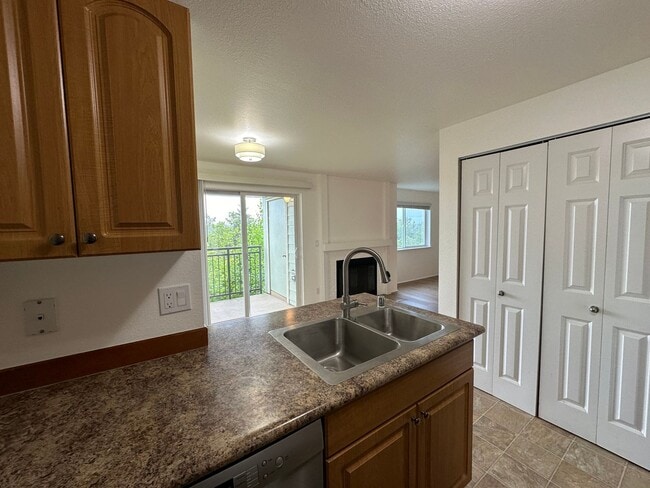 Building Photo - Sterling Heights Condo - Bellevue