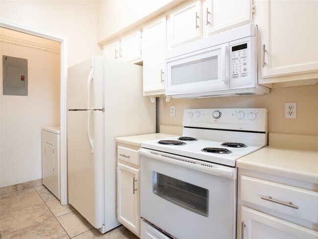 Building Photo - 6500 Harbor Town Dr