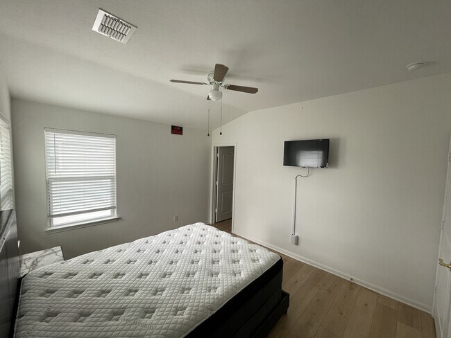 Building Photo - 10829 Emerick St