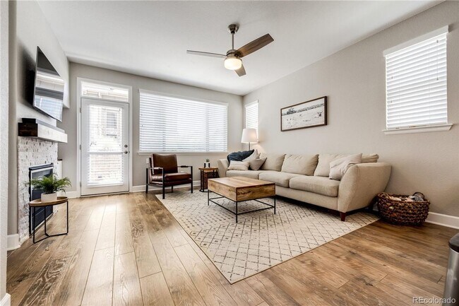 Building Photo - Lage & Beautiful 4 bedroom Townhome in Aurora