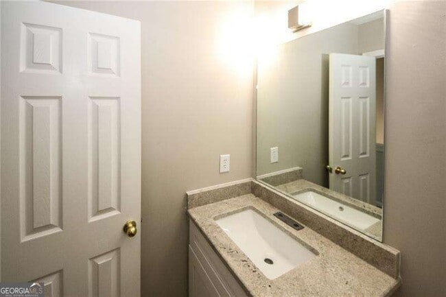 Building Photo - 121 Stoneforest Dr