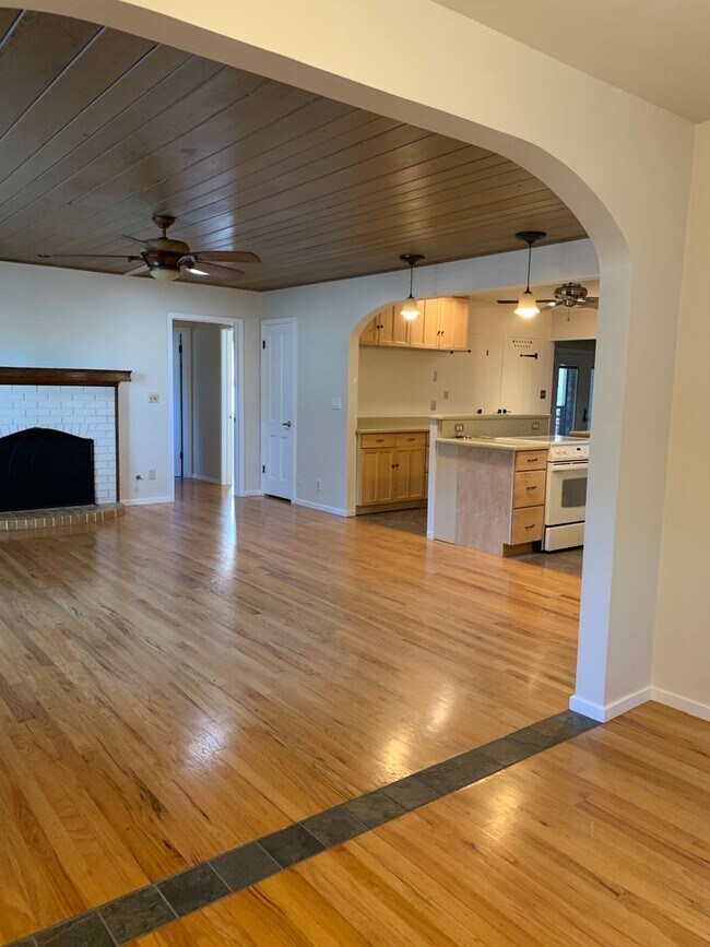 Building Photo - South Auburn/ Skyridge school  district