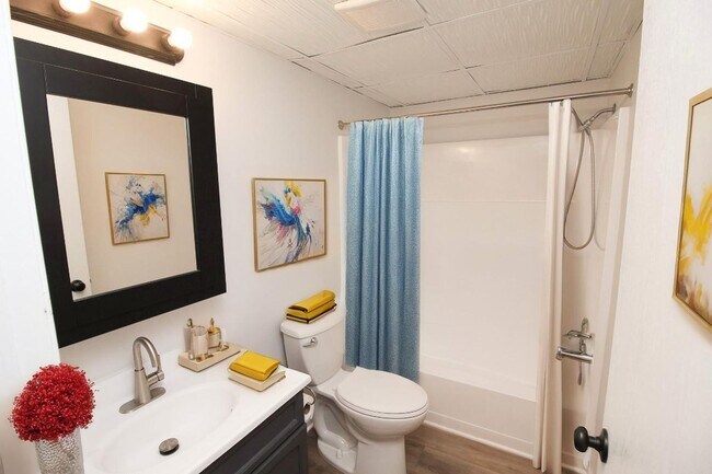 Building Photo - 2 Bed 1 Bath – $766 Effective Rent w/ Move-In Special