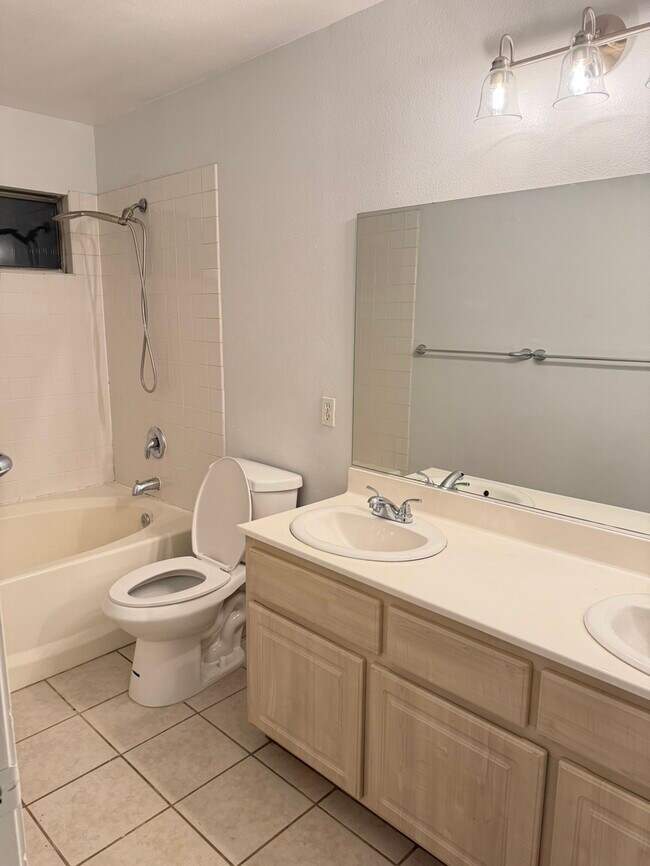Building Photo - 5817 Lenapee Ct