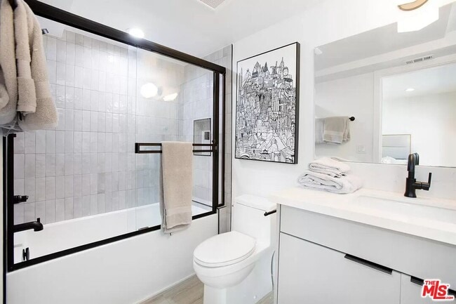 Building Photo - 945 N Oxford Ave