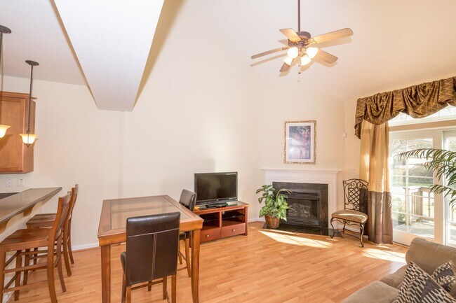 Building Photo - Updated Condo in Norfolk