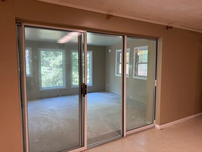Building Photo - Lindbergh Schools 3BD 2.5 Bth Open Floor Plan