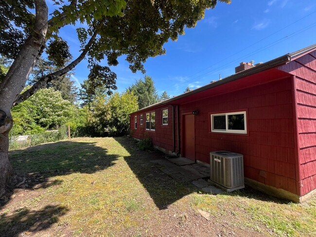 Building Photo - Quaint 2-Bedroom Ranch in Established Neig...