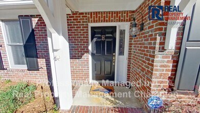 Building Photo - Fabulous End Unit Townhome with Three Master Bedrooms