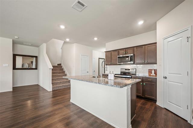 Building Photo - 901 Euston St