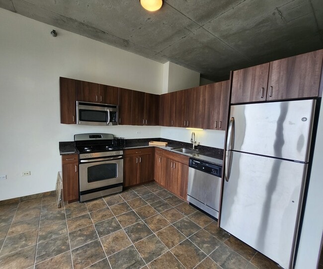 Building Photo - 235 W Van Buren St