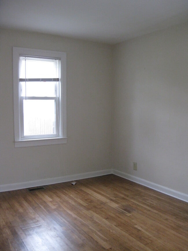 Building Photo - Beautiful single-family 3 bedroom home