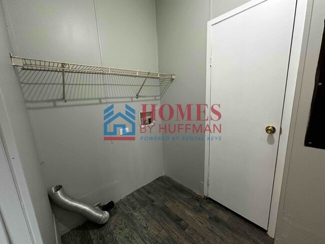 Building Photo - Three Bedroom | Two Bath House