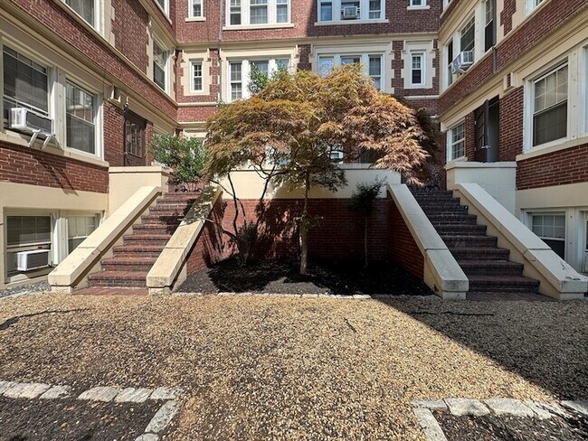 Building Photo - 1450-1454 Beacon Street Unit 402