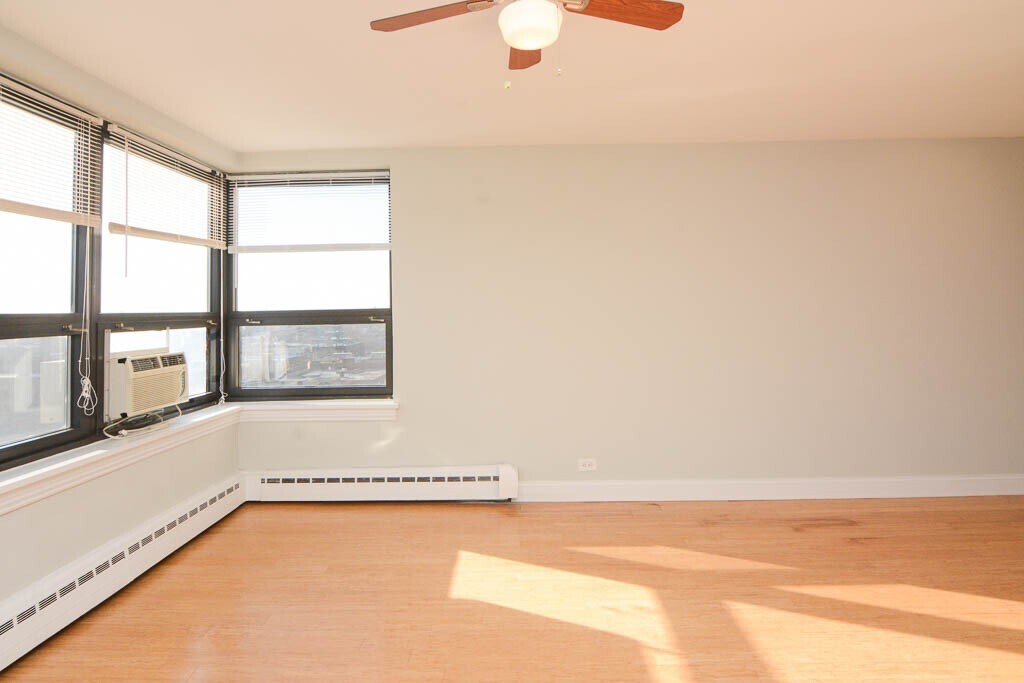 Building Photo - 428 W Wellington Ave