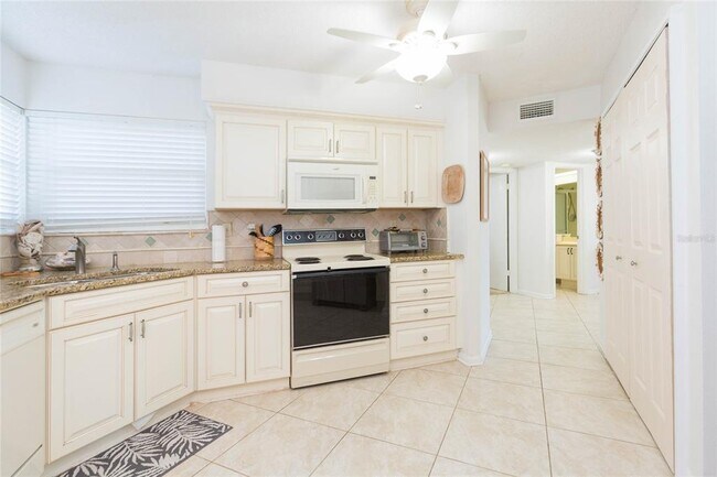 Building Photo - 6080 Bahia Del Mar Cir N