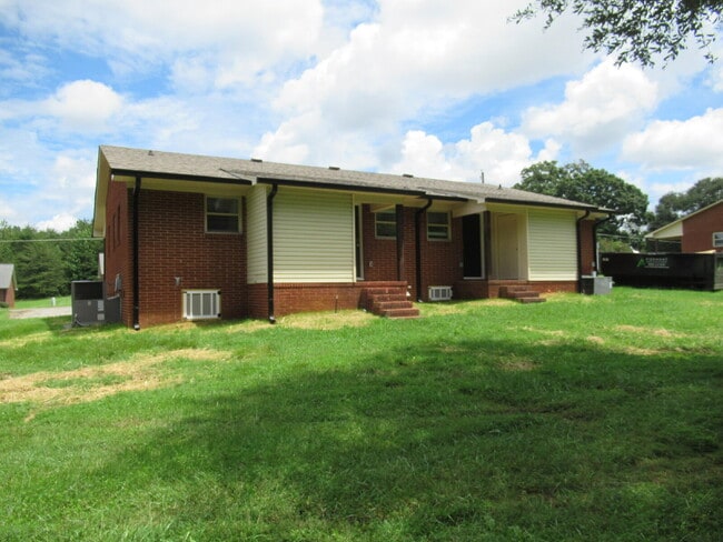 Building Photo - Newly Renovated Duplexes in Lincolnton – N...