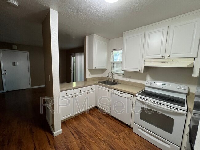 Building Photo - 385 Camelback Rd