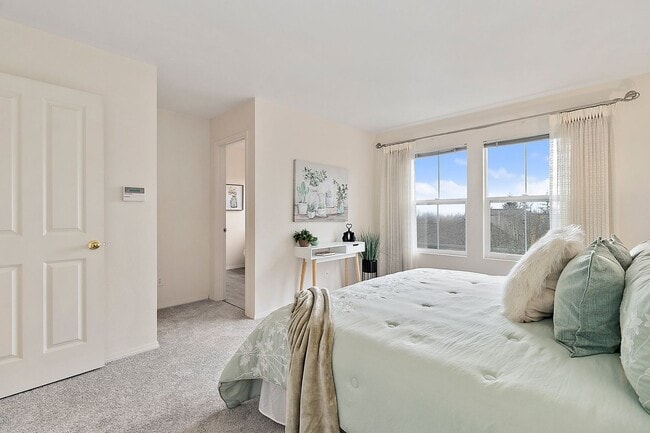 Building Photo - 3bd/2.5ba Bellevue Condo
