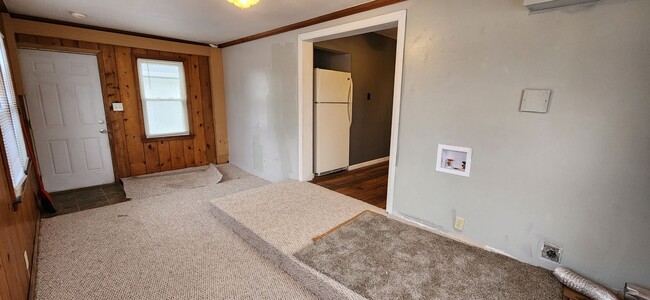 Building Photo - Spacious 3 Bedroom, 1 Bathroom with bonus ...