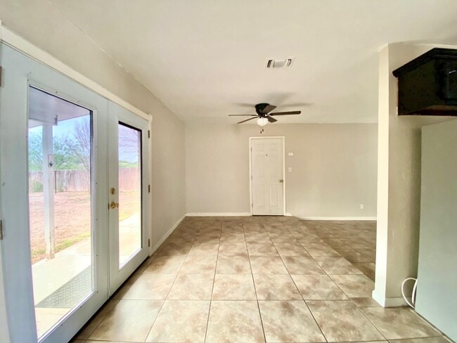 Building Photo - 110 Mariposa Dr
