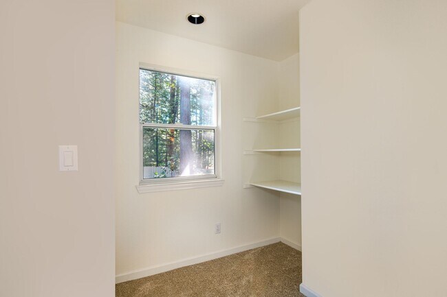 Building Photo - Spacious 3 Bedroom 2 Bathroom Home in Conv...