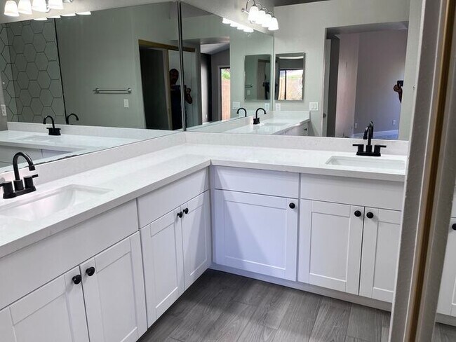 Building Photo - MOVE IN SPECIALS!! Lovely 3BD-2BA Gilbert ...