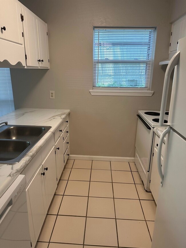 Building Photo - 1830 Sylvan Ct