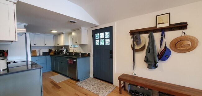 Building Photo - Pre-Leasing Winter and Spring Furnished Rental