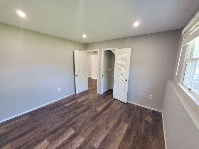 Building Photo - Single family, bi-level home with 4-bedrooms (one bedroom on ground level), 2.5 bathrooms, attach...