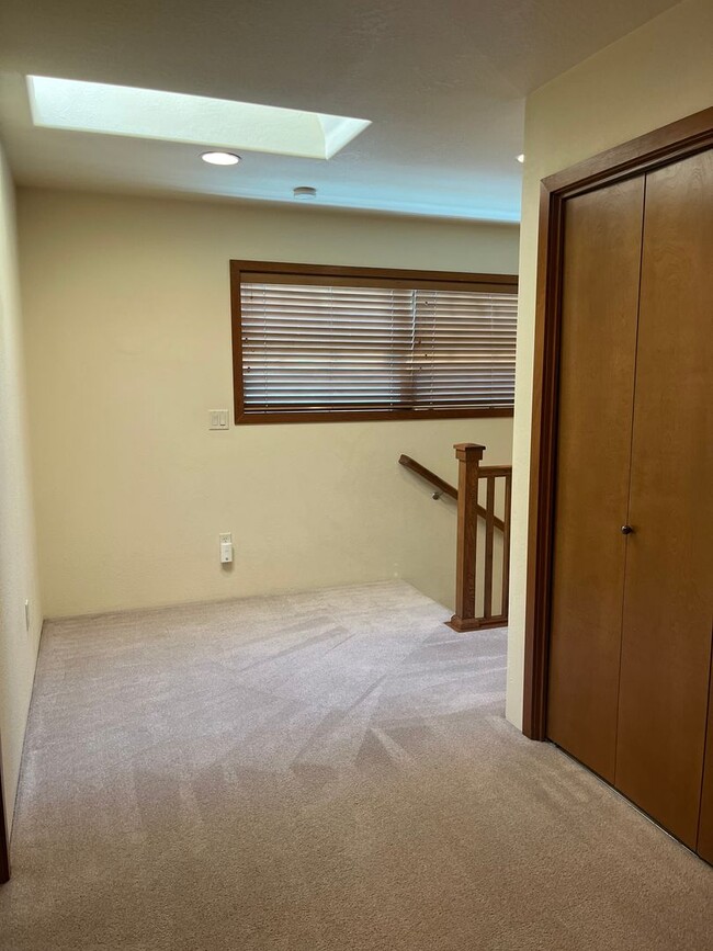 Building Photo - 3 Bedroom 2.5 Bath Townhouse