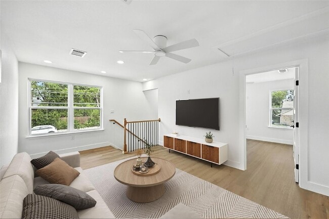 Building Photo - 815 Buckingham Pl