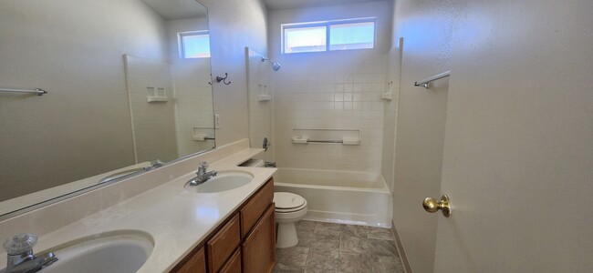 Building Photo - 4 Bedroom Home in Elk Grove