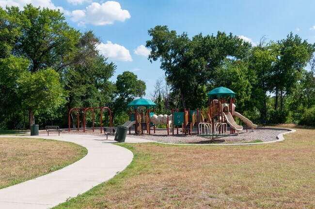 Building Photo - "Beautiful 3-Bedroom, 2-Bath Home with Ope...