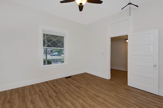 Building Photo - Stunning Renovated 4-Bedroom Home in Lakebottom with Screened Porch & Prime Location Near Fort Mo...