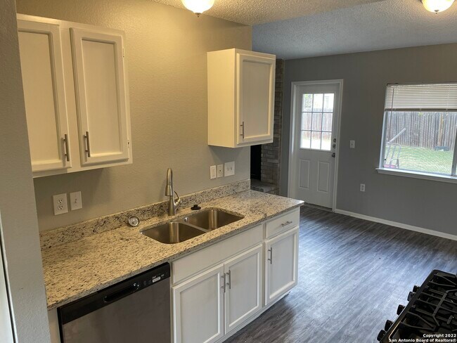 Building Photo - 5915 Pleasant Lake