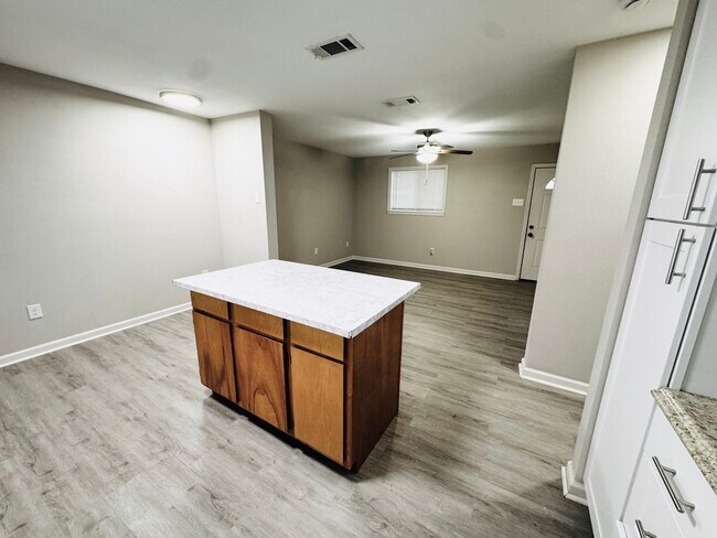 Building Photo - 7440 Bomer Dr