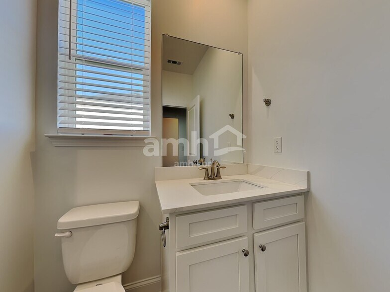 Building Photo - 510 Pointe Dr