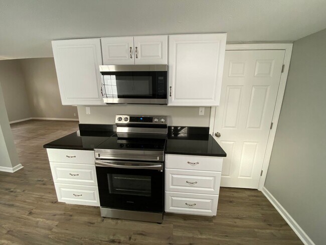 Building Photo - Remodeled 3 bed 2 bath