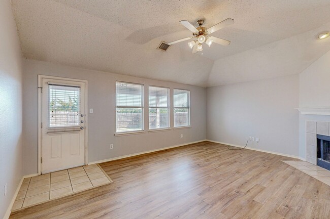 Building Photo - Charming Three-Bedroom Home in the Heart o...